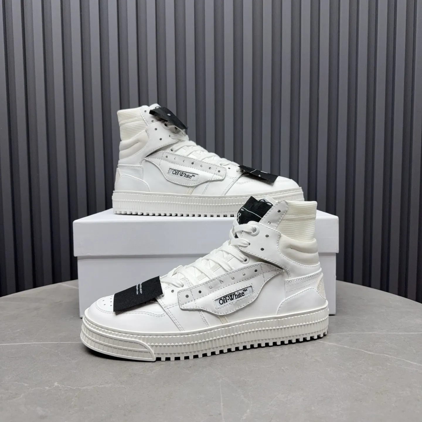 Men's shoes💰740 OFF WHITE ⚡️Couple style⚡️The latest spring style street casual shoes, released with the highest quality version on the market👊Series original mold opening, original lasting, production technology 1:1 original version➰🔜The best choice for more and more celebrities and Internet celebrities🔸In the classics Changes in the code🔸Innovate in the trend🔸Strive to break away from the shackles of bad street design🔝Although he is not the originator of fashion design, he is definitely a shining dark horse in avant-garde design🐴🆙Do not follow the trend🔅Not universal beauty🔅 Fabric💯First-layer cowhide Lining💯Imported skin-friendly and environmentally friendly polyester mesh Foot pads💯Original molded high-elastic environmentally friendly molding pads Midsole💯Made with original last-last technology Outsole💯Rubber outsole Packaging💯Official website synchronizes full set of packaging (brand wrapping paper, brand certificate, brand cloth bag) Code numbers 35-44, 45 46 Customized